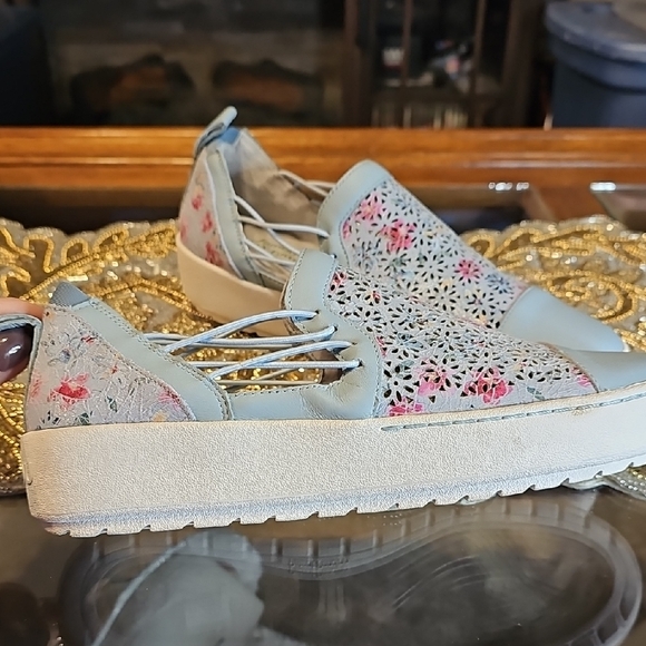 Jambu Floral Cutout Sneakers - Blue and Pink - Picture 3 of 10